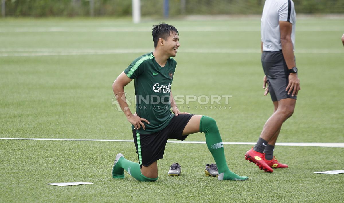 Witan Sulaiman saat melakukan pemanasan pada latihan Timnas U-23 jelang Pra Piala Asia U-23 di Lapangan ABC Senayan, Jakarta, Selasa (05/03/19).