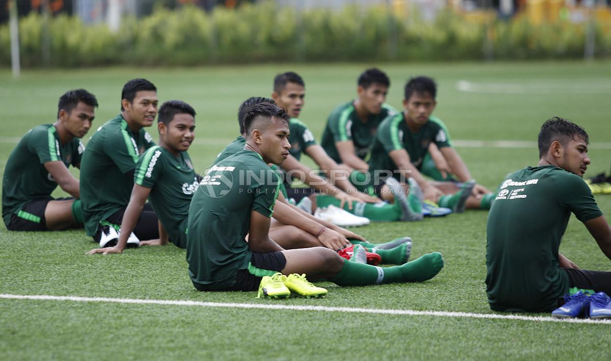 Para pemain Timnas U-23 mendengerkan arahan tim pelatih saat latihan Timnas U-23 jelang Pra Piala Asia U-23 di Lapangan ABC Senayan, Jakarta, Selasa (05/03/19).