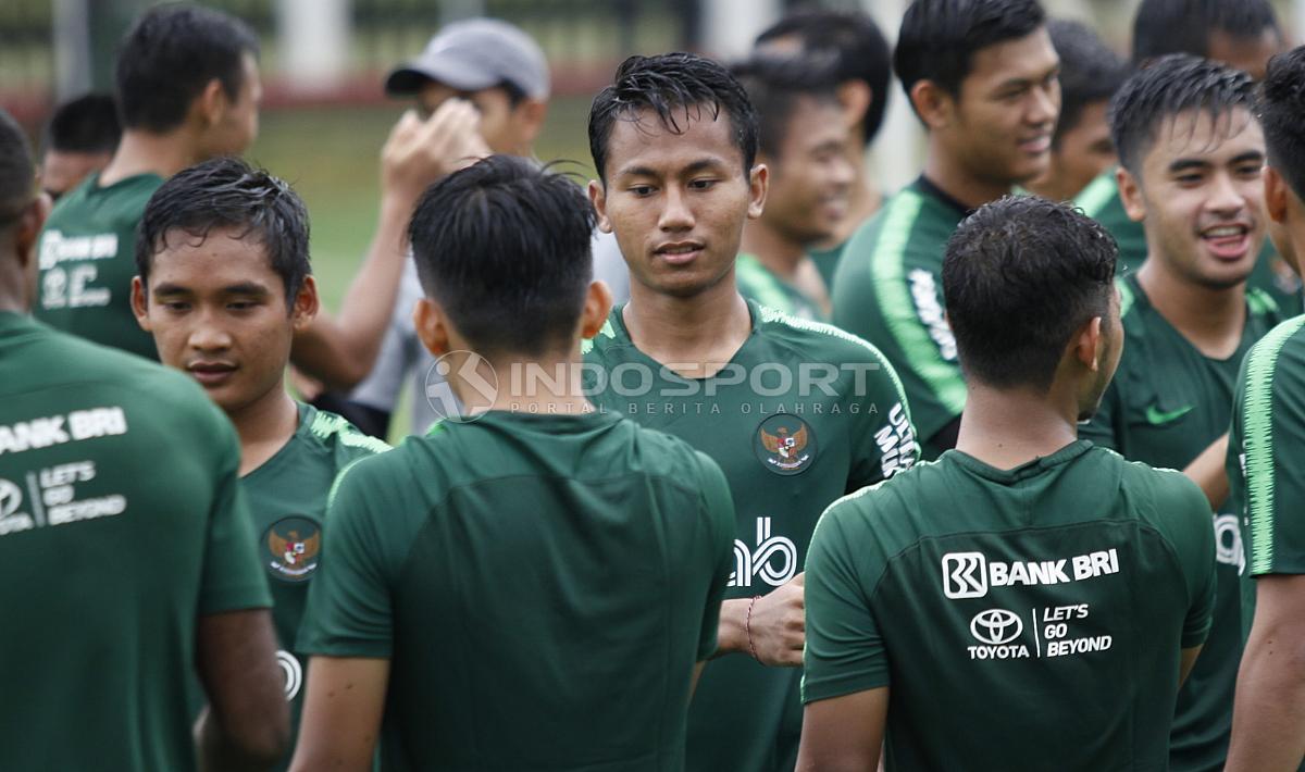 Pemain baru yang dipanggil mengikuti TC Timnas U-23 asal Madura United, Kadek Raditya (tengah) pada latihan Timnas U-23 jelang Pra Piala Asia U-23 di Lapangan ABC Senayan, Jakarta, Selasa (05/03/19).