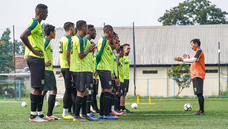 Pelatih Djadjang Nurdjaman kembali memimpin sesi latihan skuad Persebaya pada turnamen Piala Presiden 2019 di Lapangan Sepak Bola Lodaya, Kota Bandung, pagi ini (5/3/19), jelang menghadapi Persib Bandung.