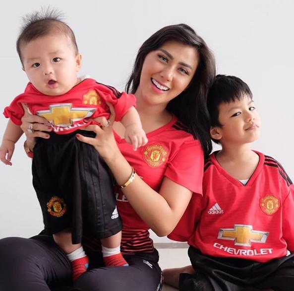 Rey Utami saat sesi potret mengenakan jersey Man United dan kedua anak kecil Copyright: Rey Utami
