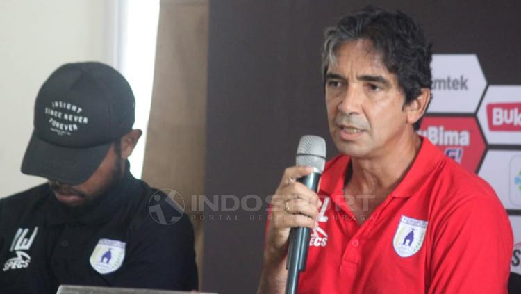 Pelatih Persipura Jayapura Luciano Leandro dalam jumpa pers - INDOSPORT