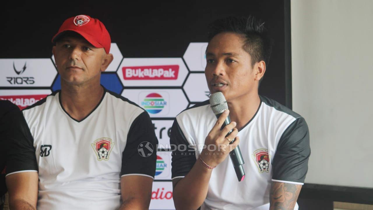 Pelatih Kalteng Putra, Gomes De Oliveira saat preskon.