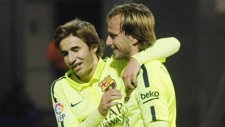 Sergi Samper (kiri) berpelukan dengan Ivan Rakitic.