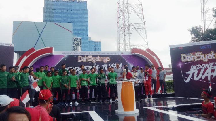Skuat Timnas Indonesia U-22 menghadiri undangan salah satu acara musik. Copyright: Chairun Nissa/INDOSPORT