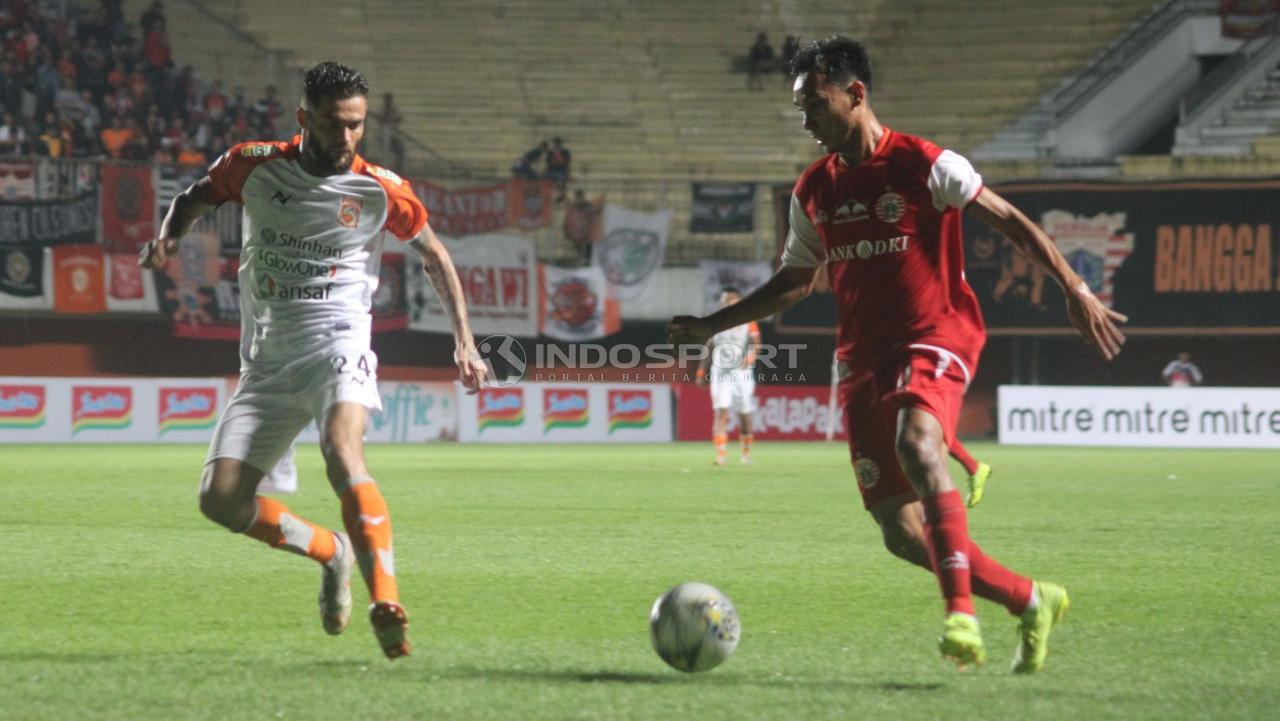 Pertandingan Persija Jakarta vs Borneo FC.