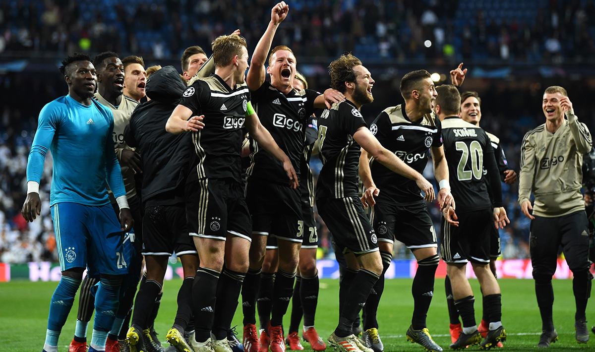 Aksi selebrasi para pemain Ajax usai kalahkan Real Madrid dengan skor 4-1 yang sebelumnya dengan agregat 5-3 pada laga Liga Champions 2018/19 16 besar di stadion Bernabeu, Rabu (06/03/19) Spanyol.
