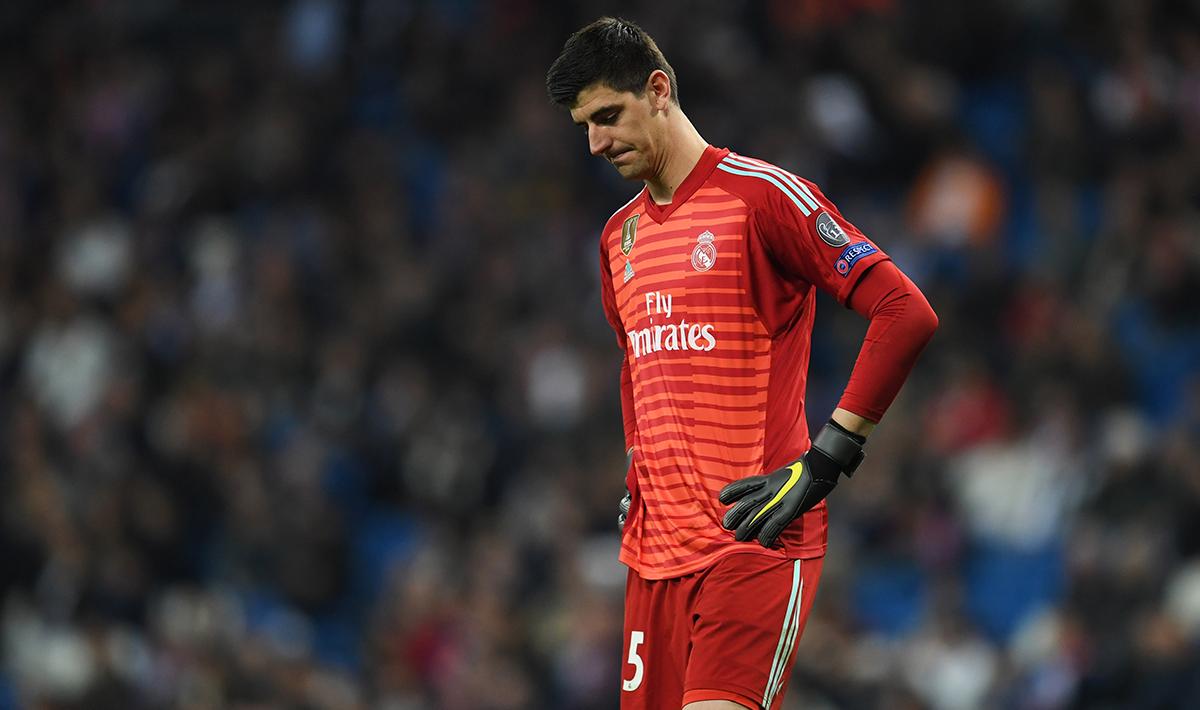 Thibaut Courtois tertunduk lesu usai dikalahkan Ajax sekaligus gagal melaju ke 8 besar pada laga Liga Champions 16 besar di stadion Bernabeu, Rabu (06/03/19) Spanyol. Copyright: INDOSPORT