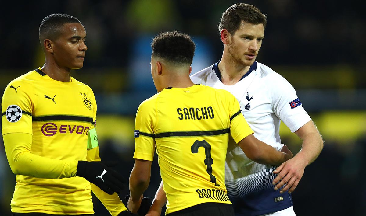 Jan Vertonghen (Tottenham Hotspur) dan Jadon Sancho (Borussia Dortmund) berpelukan setelah pertandingan babak 16 besar Liga Champions 2018/19 di Stadion Westfalen, Rabu (06/03/19).