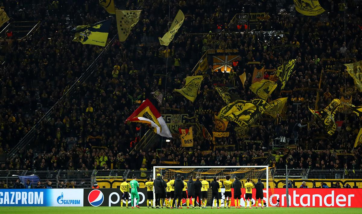 Para pemain Borussia Dortmund ucapkan terima kasih kepada suporter usai tersingkir di pertandingan babak 16 besar Liga Champions 2018/19 di Stadion Westfalen, Rabu (06/03/19).