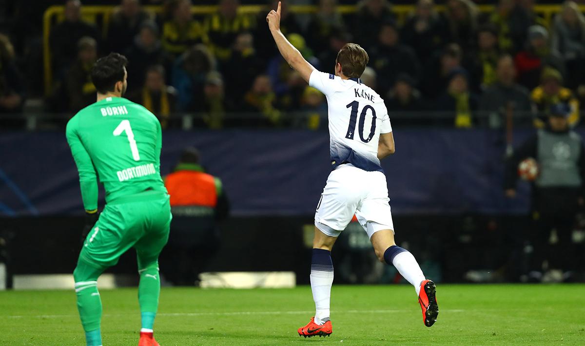 Harry Kane melakukan selebrasi usai cetak gol ke gawang Dortmund pada pertandingan babak 16 besar Liga Champions 2018/19 di Stadion Westfalen, Rabu (06/03/19).