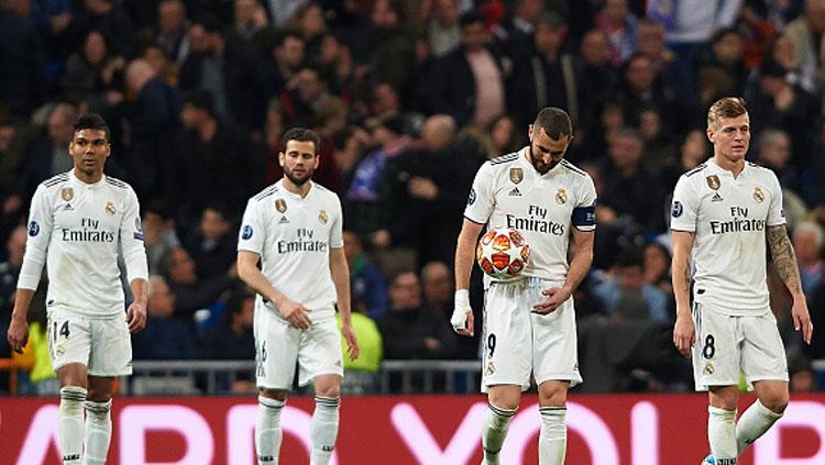 Para pemain Real Madrid tertunduk lesu saat mereka dipastikan gagal ke 8 besar Liga Champions 2018/19.