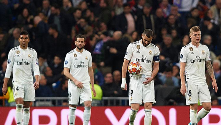 Para pemain Real Madrid tertunduk lesu saat mereka dipastikan gagal ke Liga Champions 2018/19. Copyright: INDOSPORT