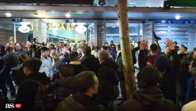 Protes di Luar Bernabeu, Fans Madrid Serukan Nama Jose Mourinho Copyright: AS TV