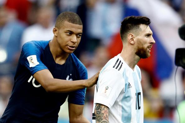 Kylian Mbappe dan Lionel Messi saat bertemu di Piala Dunia 2018 kemarin. Copyright: INDOSPORT