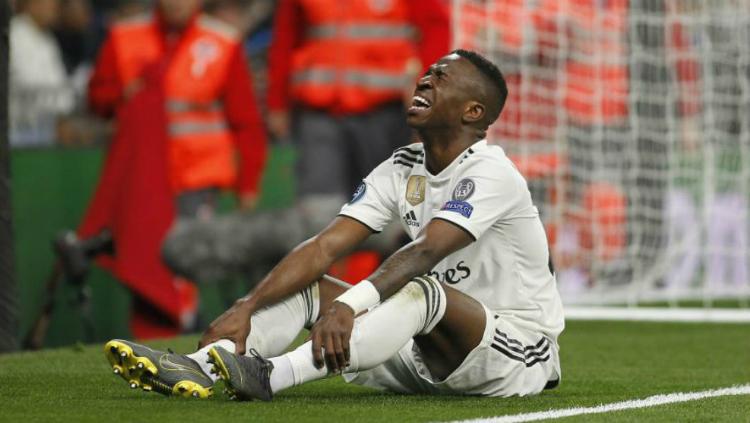 Vinicius Junior menangis saat dirinya mengalami cedera di tengah pertandingan Real Madrid vs Ajax di pertandingan leg kedua babak 16 besar Liga Champions, Rabu (06/03/19) dini hari WIB. Copyright: marca.com