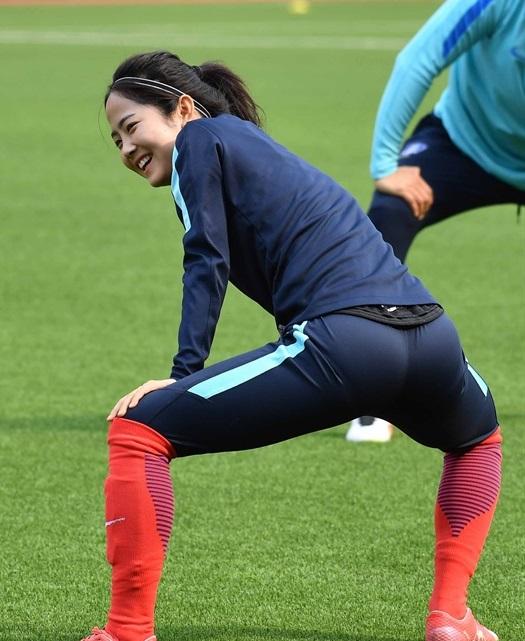 Lee Min-ah lakukan pemanasan Copyright: post-phinf