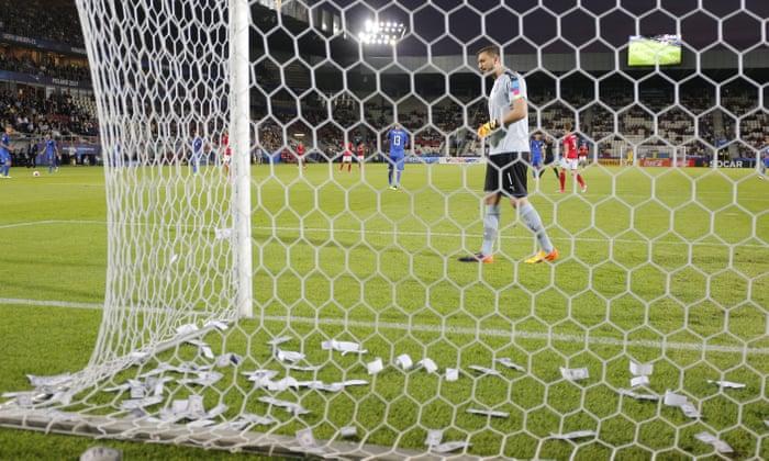 Gianluigi Donnarumma dilempari uang palsu saat pertandingan Italia vs Denmark di Piala Eropa U-21, Minggu 17 Juni 2017. Copyright: Michael Zemanek/BPI/Rex/Shutterstock