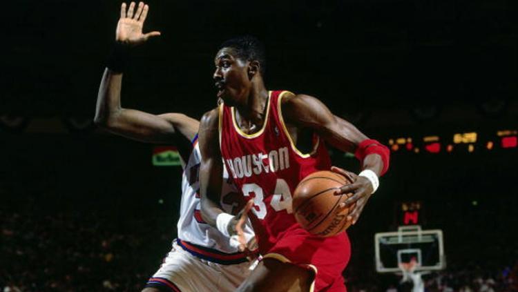 Hakeem Olajuwon dengan gerakan dream shake. Copyright: exnba.com