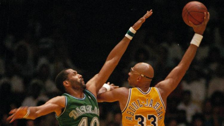 Kareem Abdul-Jabbar saat melakukan gerakan ikoniknya, skyhook. Copyright: AP