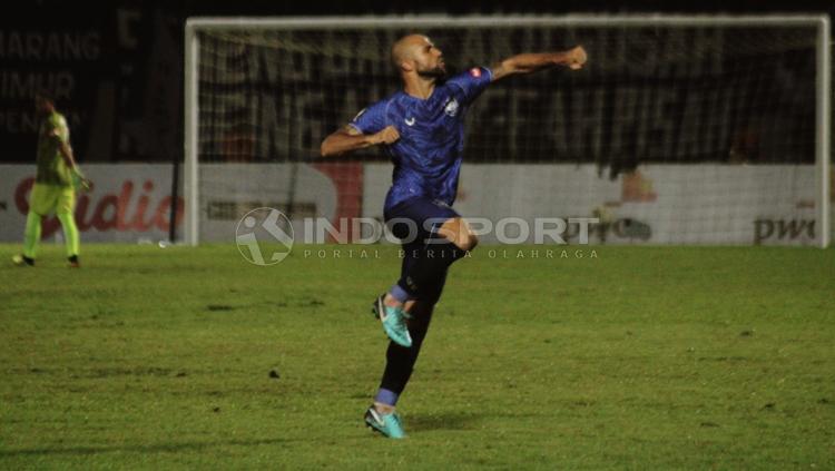 Claudir Marini Jr. berselebrasi usai mencetak gol ke gawang Persipura Jayapura di laga Liga 1 2019.