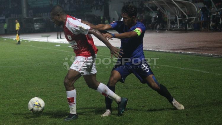Pemain Persipura Jayapura dan PSIS Semarang berebut bola.