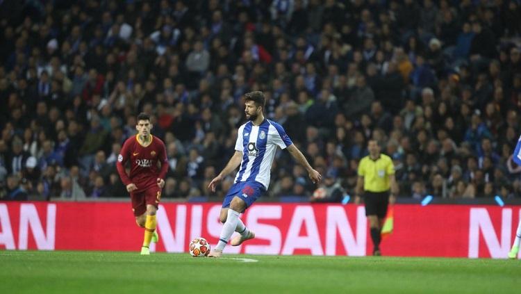 Bek FC Porto, Felipe, mengontrol bola dalam laga leg kedua babak 16 besar Liga Champions kontra AS Roma. Copyright: Twitter @FCPorto