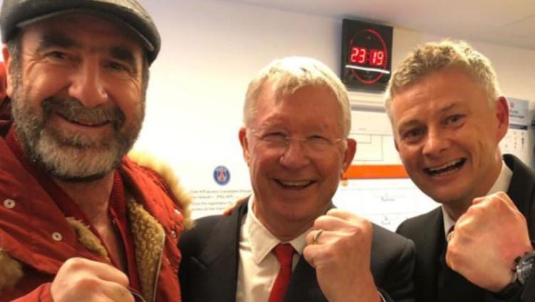 Eric Cantona, Sir Alex Ferguson dan Ole Gunnar Solskjaer dalam selebrasi kemenangan Manchester United atas PSG di Liga Champions - INDOSPORT