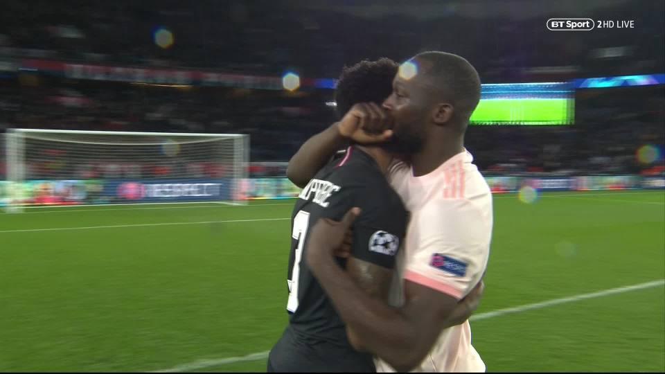 Romelu Lukaku memberi semangat pada Presnel Kimpembe pasca laga PSG vs Man United, Kamis (7/3/2019)