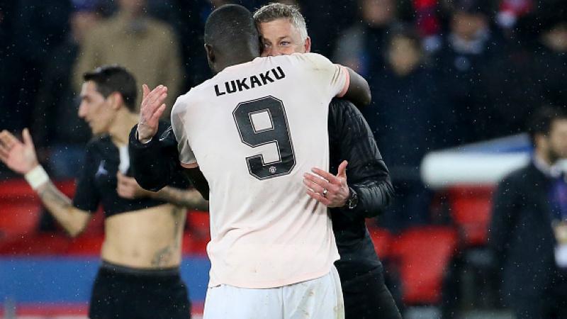 Romelu Lukaku dan Ole Gunnar Solskjaer berpelukan pasca menyingkirkan Paris Saint-Germain di Liga Champions.
