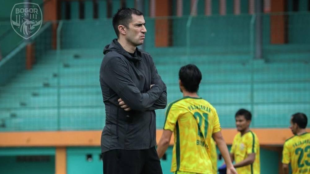 Vladimir Vujovic memimpin latihan perdana klub Liga 2, Bogor FC. Copyright: Instagram/@bogor.fc