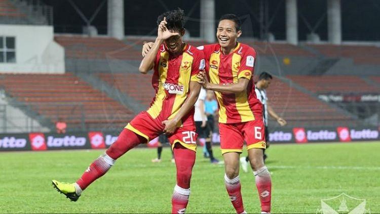 Syahmi Safari bersama Evan Dimas ketika memperkuat Selangor FA