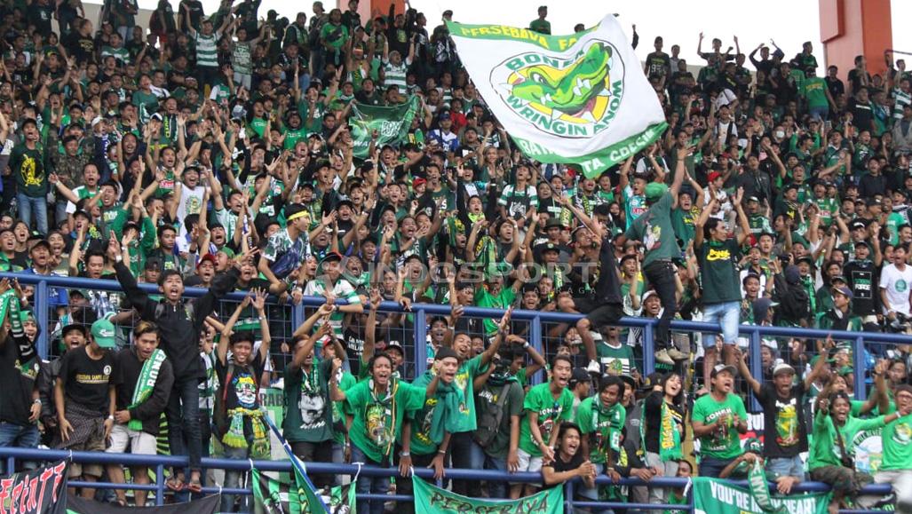 Bonek sudah memasuki tribun barat 1, stadion si jalak harupat.