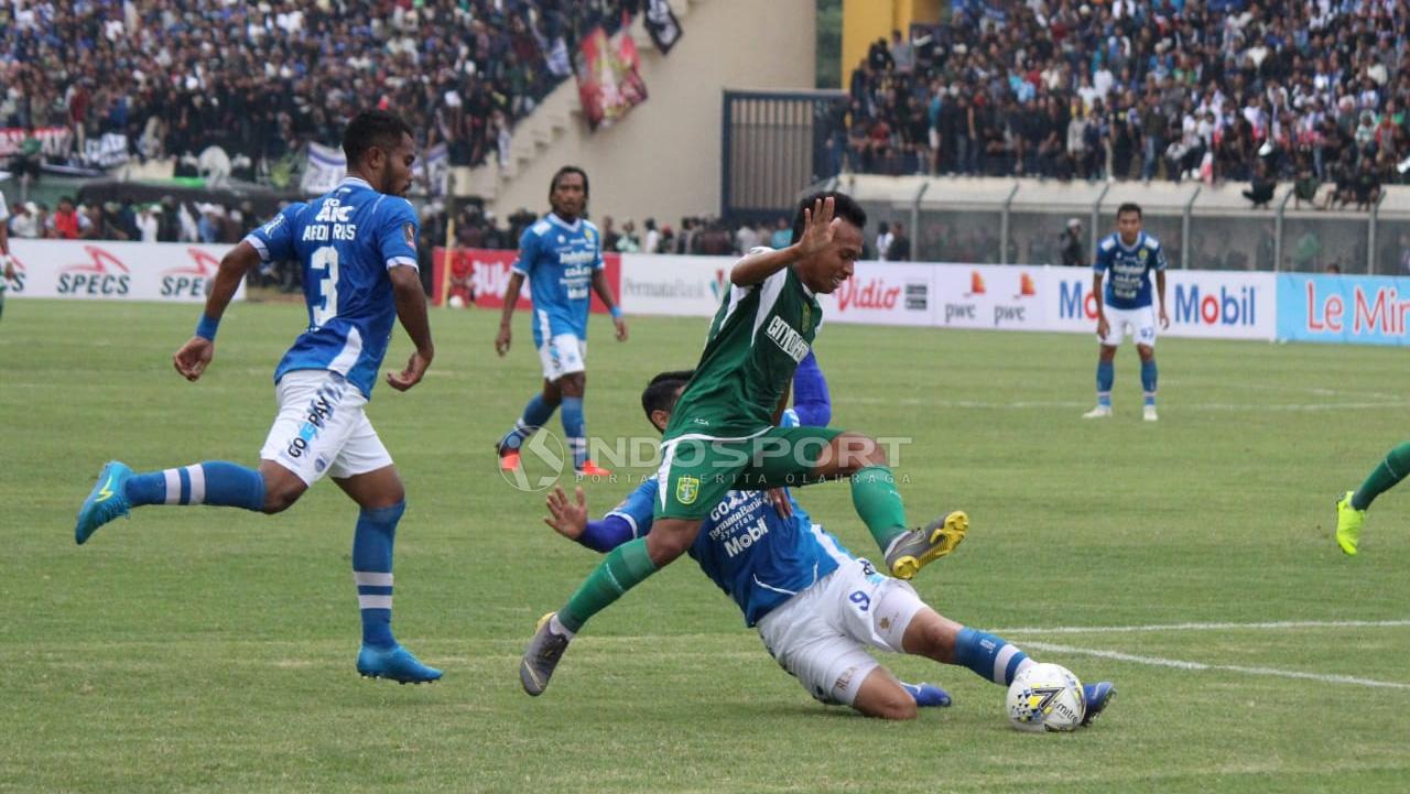 Irfan Jaya (Persebaya) saat menghindari serangan pemain Persib Bandung. Copyright: Fitra Herdian/Indosport.com