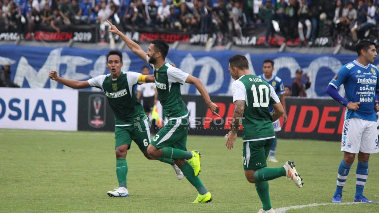 Selebrasi Manuchekhr Dzhalilov (Persebaya) saat membobol gawang Persib Bandung. Copyright: Fitra Herdian/Indosport.com