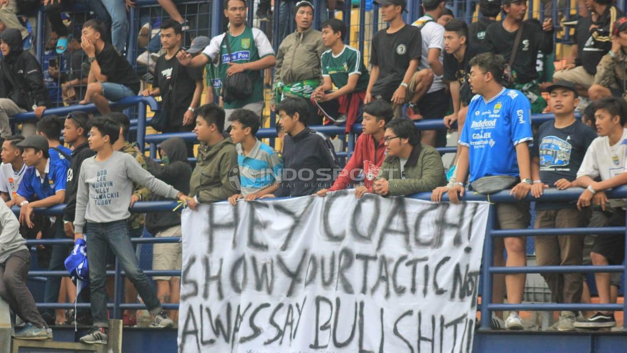 Kritik Bobotoh kepada Miljan Radovic saat pertandingan menghadapi Persebaya. Copyright: Arif Rahman/Indosport.com
