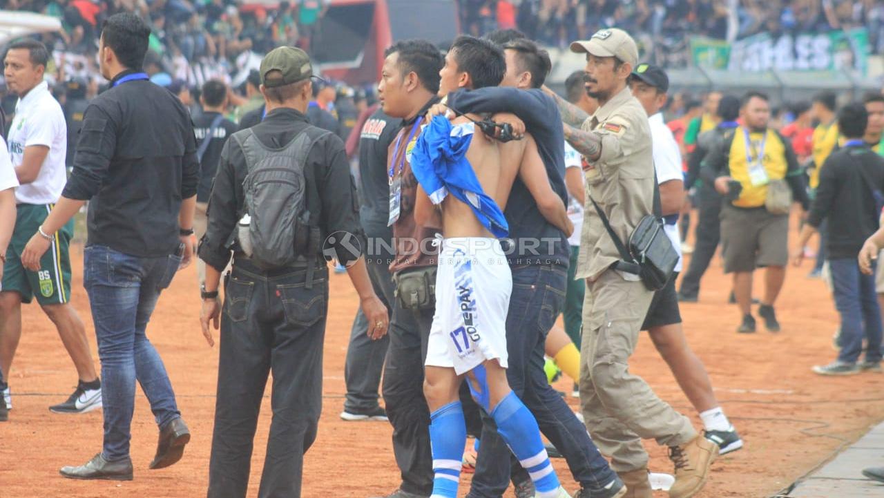 Bobotoh merangkul pemain Persib, Zalnando sesuai pertandingan menghadapi Persebaya. Copyright: Arif Rahman/Indosport.com