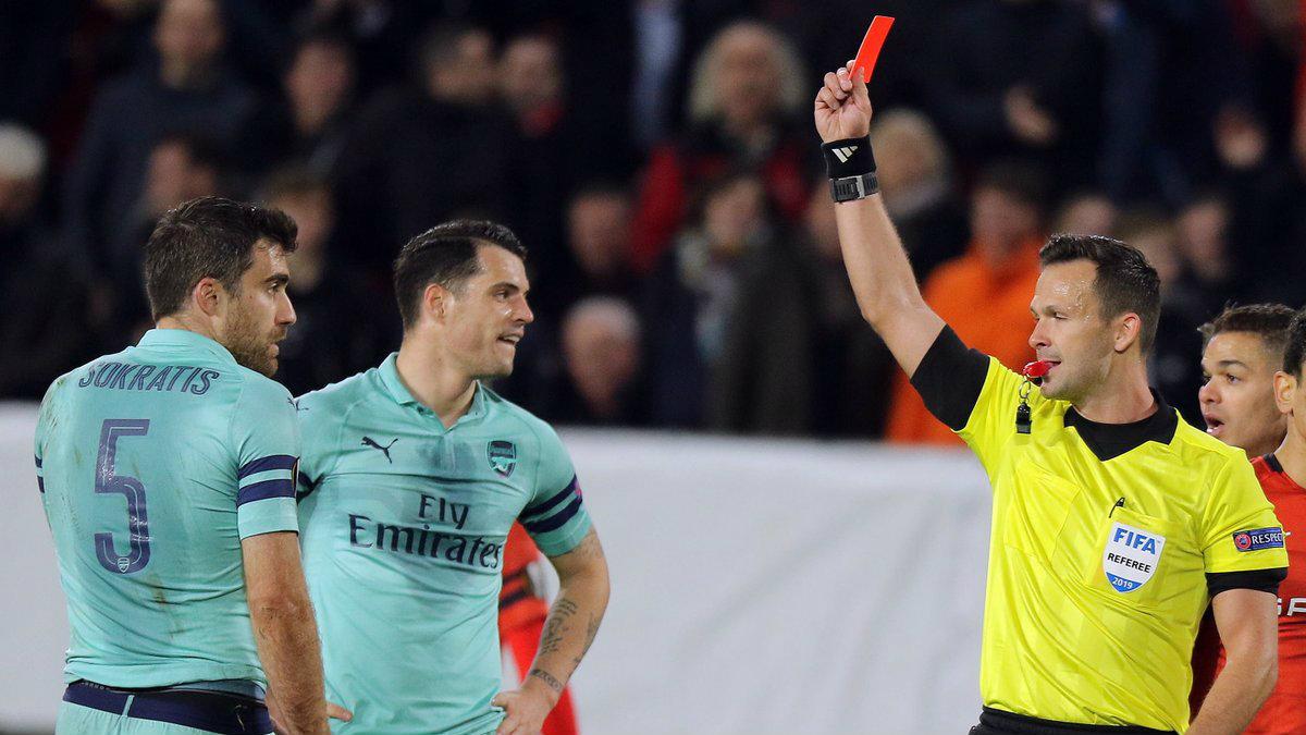 Bek Arsenal Sokratis ketika dikartu merah pada laga kontra Rennes di Liga europa, Jumat (08/03/19). Copyright: twitter.com/standardsport