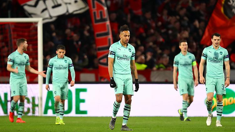 Para pemain Arsenal tertunduk lesu setelah dikalahkan oleh Rennes di leg pertama babak 16 besar Liga Europa.