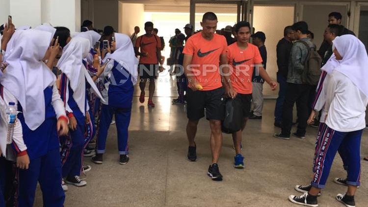 Siswa dan siswi SMP serbu penggawa Timnas u-23 selepas latihan. Copyright: Zainal Hasan/INDOSPORT