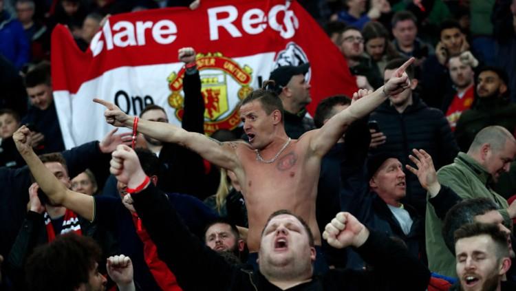 Fans Manchester United saat Menonton Laga Kontra PSG di Paris, Kamis (07/03/19) - INDOSPORT