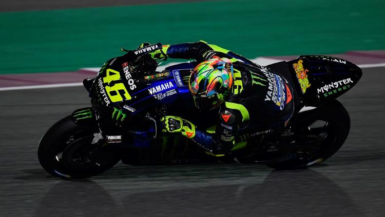 Valentino Rossi mengendarai motor Yamaha YZR-M1 jelang MotoGP 2019.