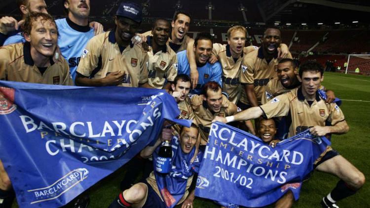 Arsenal saat merayakan gelar juara Liga Primer Inggris mereka di Old Trafford pada tahun 2002 silam. Copyright: The Independent