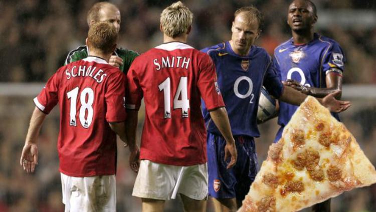Salah satu pertandingan klasik Manchester United vs Arsenal pada Oktober 2004 yang terkenal dengan insiden Pizza-Gate. Copyright: Manchester Evening News