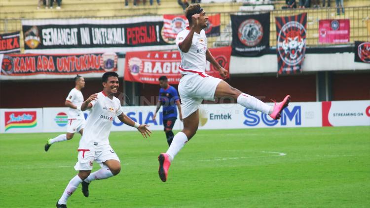 Bruno Matos berselebrasi usai mencetak gol ke gawang Madura United. Copyright: Ronald Seger/INDOSPORT
