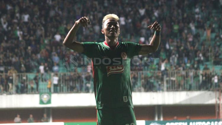 Pemain PSS Sleman, Kushedya Hari Yudo berselebrasi usai mencetak gol ke gawang Borneo FC. Copyright: Ronald Seger/INDOSPORT