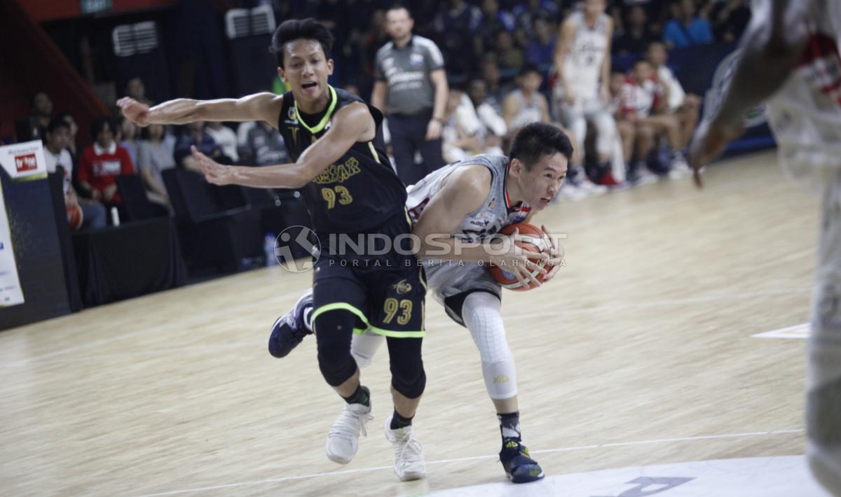 Small Forward Stapac Jakarta, Abraham Damar mendapat penjagaan dari small forward Pacific Caesar Surabaya, Anindya Parama Putra. Copyright: Herry Ibrahim/INDOSPORT