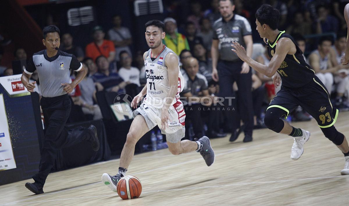 Point guard Stapac Jakarta, Widyantaputra Teja seakan sedang menggiring bola basket menggunakan kakinya.