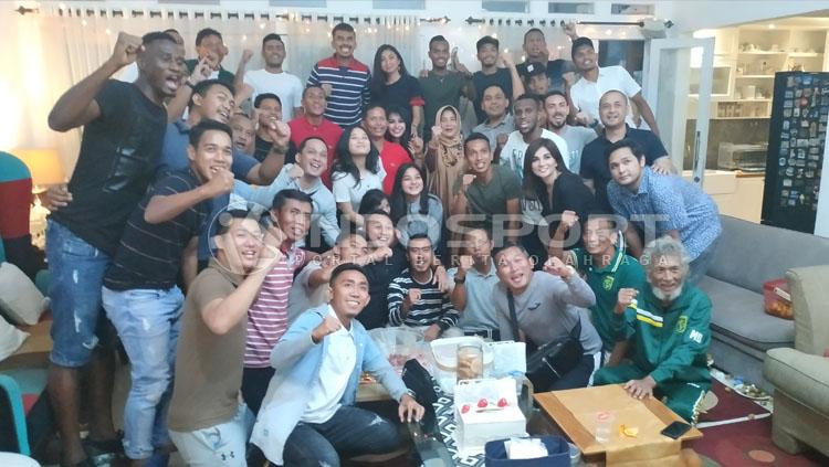 Keluarga Djadjang Nurdjaman saat dikunjungi pemain Persebaya Surabaya, Jumat (08/03/19). Copyright: Fitra Herdian/INDOSPORT