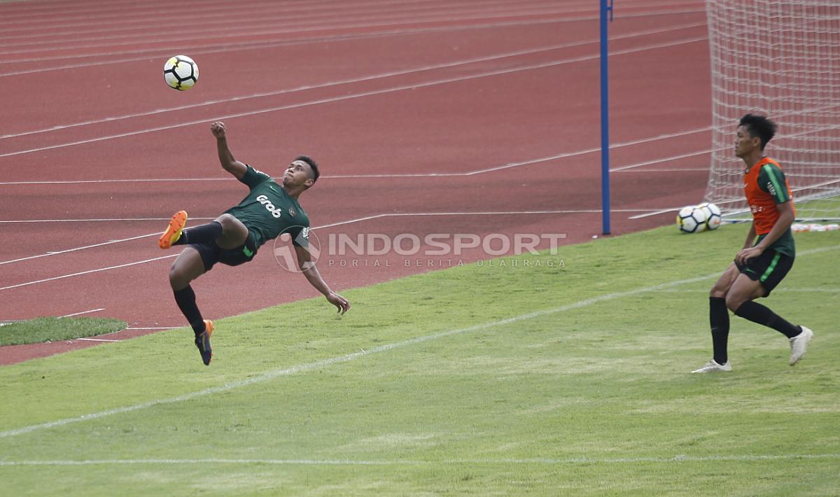 Aksi Osvaldo Haay (kiri) melakukan tendangan salto pada internal game Timnas U-23 di stadion Madya, Senayan, Sabtu (09/03/19).